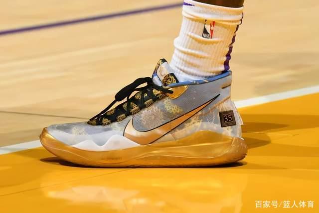 书写NBA新纪录！詹姆斯父子同时登场创造历史